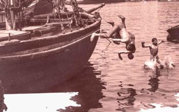 Baignade dans le port de Marseille, photographie de Fernand Detaille