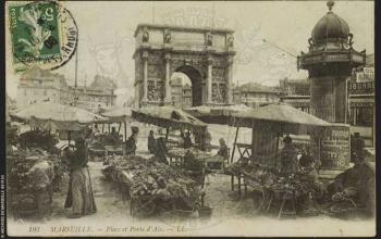 3e_les-etals-et-les-marchandes-dun-marche-aux-legumes-sur-la-place-daix-larc-de-triomphe-et-une-colonne-morris.